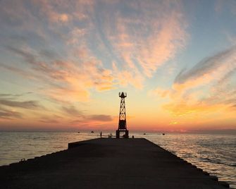 Cozy 'Sailing' Cabin in the woods with Pentwater Lake frontage and access - Pentwater - Beach