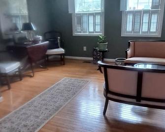 A Townhome located in historic Reisterstown . - Reisterstown - Living room