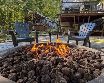 Availability limited to Winter 2026 for a serene escape in the heart of the Laurentians. - Prévost - Patio