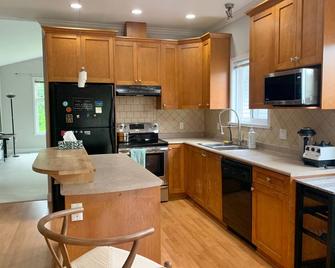 2 Bedroom 1 Bath In Share House At Coquitlam Central Mall & Skytrain - Port Coquitlam - Kitchen