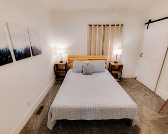 Bluebird Basecamp- cozy, renovated home in the heart of Wallace, ID - Wallace