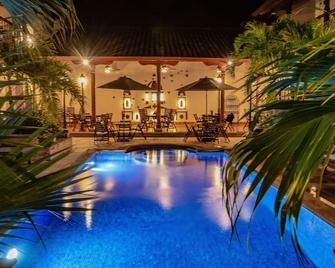 Hotel Plaza Colon - Granada Nicaragua - גרנדה - בריכה