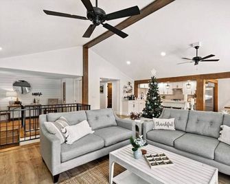 Luxury Lakehouse on the water! - Tully - Sala de estar