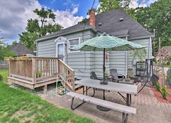 Lovely Dearborn Home with Gas Grill and Backyard! - 迪爾伯恩 - 天井