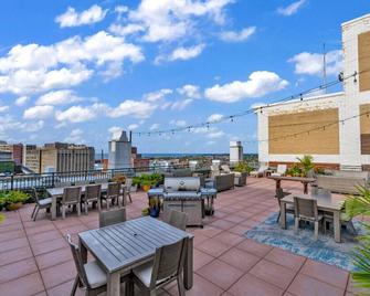 Beautiful Condo Downtown Cleveland With Free Parking - Cleveland - Balcony