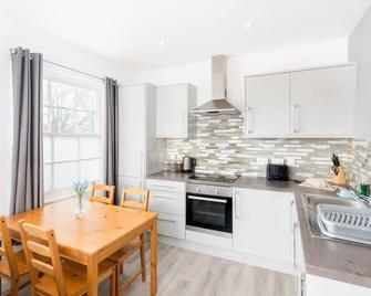 Marvel Apartments Leamington Spa - Leamington Spa - Kitchen