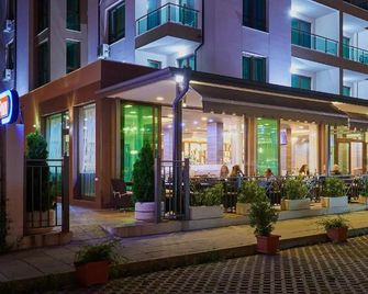 Central Plaza - Pomorie - Gebäude