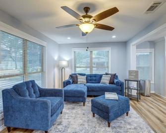 Sunny Hearne Home Near Universities! - Hearne - Living room