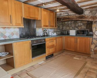 The Cottage, Character Holiday Cottage, With A Garden In Llangollen - Llangollen - Kitchen