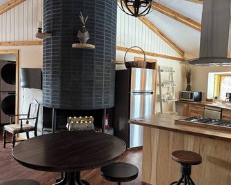 Fun-sized 3-bedroom cottage on the river, plus hot tub. Pet-Friendly! - Grand Lake - Dining room