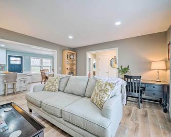 Cozy Wilmington Vacation Rental 10 Mi to Beach! - Wilmington - Living room