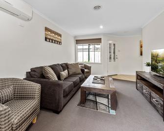 Fawkner Executive Suites & Serviced Apartments - Melbourne - Living room