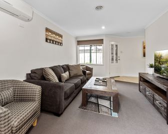 فوكنر إكزيكيوتيف سويتس آند سيرفيسد أبارتمنتس - ميلبورن - غرفة معيشة