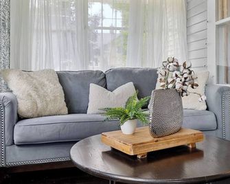 King Bed, Quiet Area, Central Location - Appleton - Living room