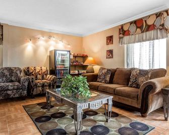 Travelodge by Wyndham North Charleston - North Charleston - Living room