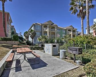 Walk to Beach Lavish Resort Escape in Galveston! - Galveston - Property amenity