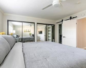 Fall Special! Stunning Modern Luxury Condo - Gym, Pool, Steps to Hermosa - Redondo Beach - Bedroom