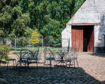 Le domaine du château blanc à 10 minutes de Pairi Daiza - Jurbise - Patio
