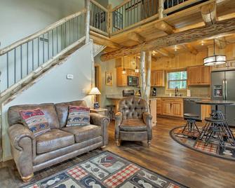 Timber Home Walk to Slopes and N Conway Shops! - North Conway - Sala de estar