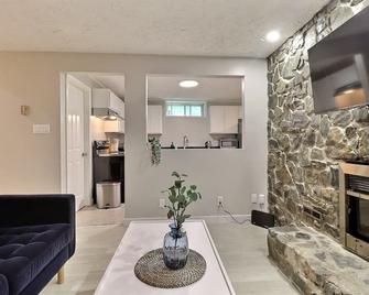 Cozy 3 Bed Apt - 2 min from Moncton Hospital - Pet-Friendly! - Moncton - Living room