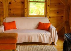 Coastal Maine Nature Retreat Cabin on Flower Farm - Camden - Living room