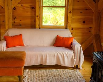 Charming 2 bedroom nature retreat cabin at Leafsong Family Farm - Camden - Living room
