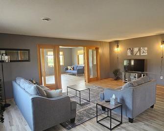 Cheerful 3-bedroom, 6 acre home with lake access! - Ottertail - Living room