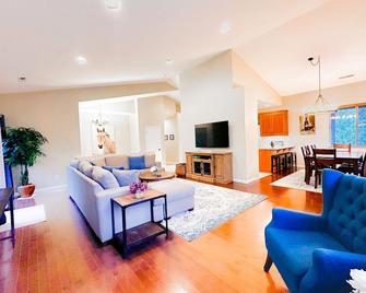 Spacious 4BD 3BA with hot tub, fire pit, and wraparound deck - Sonoma - Living room