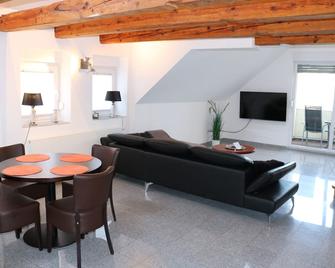 Zwei Ferienwohnungen Anker max 5 Personen & Leuchtturm max 4 Personen, direkt in Steinhude Scheunenviertel, Balkon, WLAN , Privater Parkplatz, Wallbox - Steinhude - Wohnzimmer
