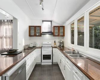 Magnolia Cottage - Healesville - Kitchen