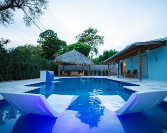 Las Tortugas Modern Beach Oasis. Heated pool, Saltwater Filter Tiki Hut. - Fort Lauderdale - Piscina