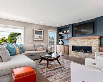 Oceanview Retreat with Hot Tub - Santa Cruz - Living room