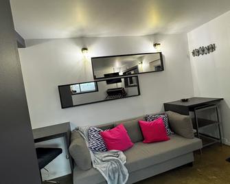 Stay at La Grange Suite in Nanton! Pet Friendly! - Nanton - Living room