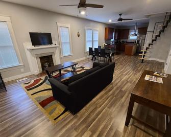 Next to Downtown Greensboro Bungalow Rooms - Greensboro - Olohuone