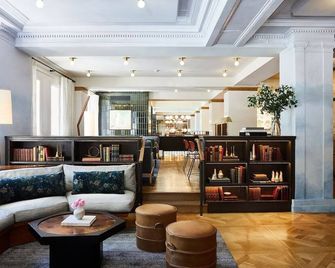 Stay at Revival Baltimore in Stylish King Studio, Near Walters Art Museum - Baltimore - Lounge