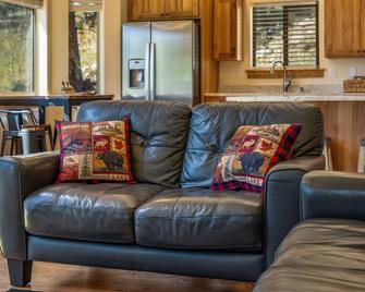 Small Town Charm -Stunning Mtn Views - Dog Friendly - Pike Forest Paradise - Bailey - Living room
