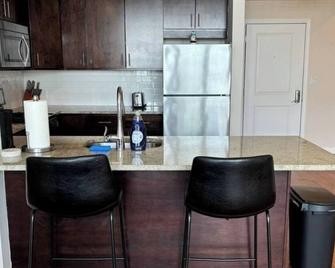 Luxury 2 Bed, 2 Bath Loft in Central Location! - Hempstead - Kitchen