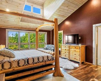 19 Person Private Log Lodge on large wooded lot 2 min from Beaches/Golf/Wine! - Harbor Springs - Quarto