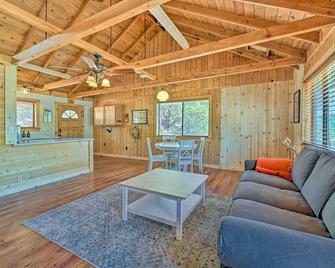 Deck and Mogollon Rim Views Secluded Payson Cabin - Payson - Wohnzimmer