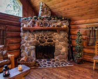 Charming, Rustic Log Home on Edge of South Fork River - Raymond - Servicio de la propiedad