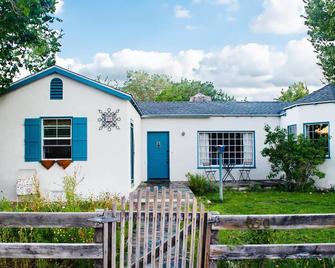 Walk to Main St! 20 min drive to Whitney Portal. High speed internet - Lone Pine - Bâtiment