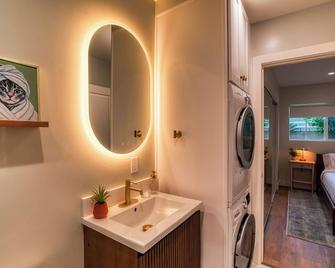 Valley Pocket: Your Chic LA Getaway with Private Patio & Amenities Galore! - Los Angeles
