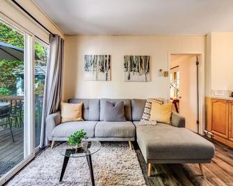 Stunning modern waterfront cottage in Muskoka - Tumble Inn - Dwight - Living room