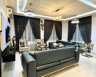 Mankatiwa Court Apartmentnt - Weija - Sala