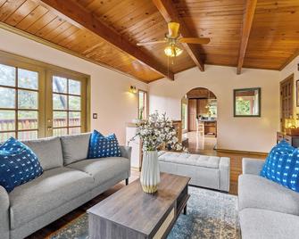 Russian River Retreat With Hot Tub, Bbq, & Deck - Forestville - Living room