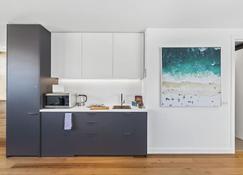 Convenient Beachside Studio Apartment - St Kilda - Kitchen