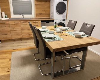 Historisches Wohnen nahe Rathaus und Steintor - Malchin - Dining room