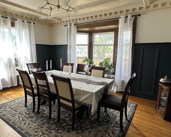 The Grand Rapidian- Historic 4-bedroom House with Fenced in Yard! Pet Friendly! - Cedar Rapids - Dining room