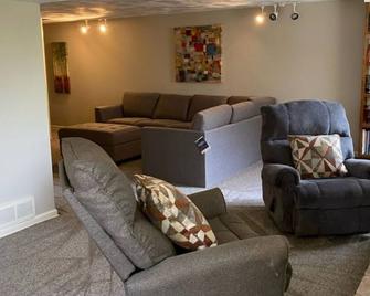 Four Bedroom Bellevue Beauty - Bellevue - Living room
