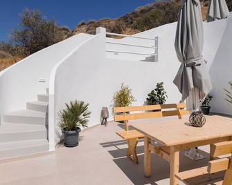 Captain's house suites - Oia - Patio